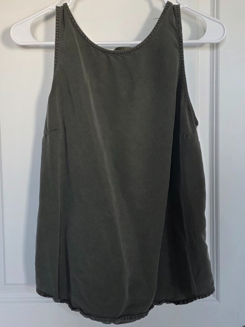 Universal Thread Dark Green Button Back Tank Top - Size Medium
